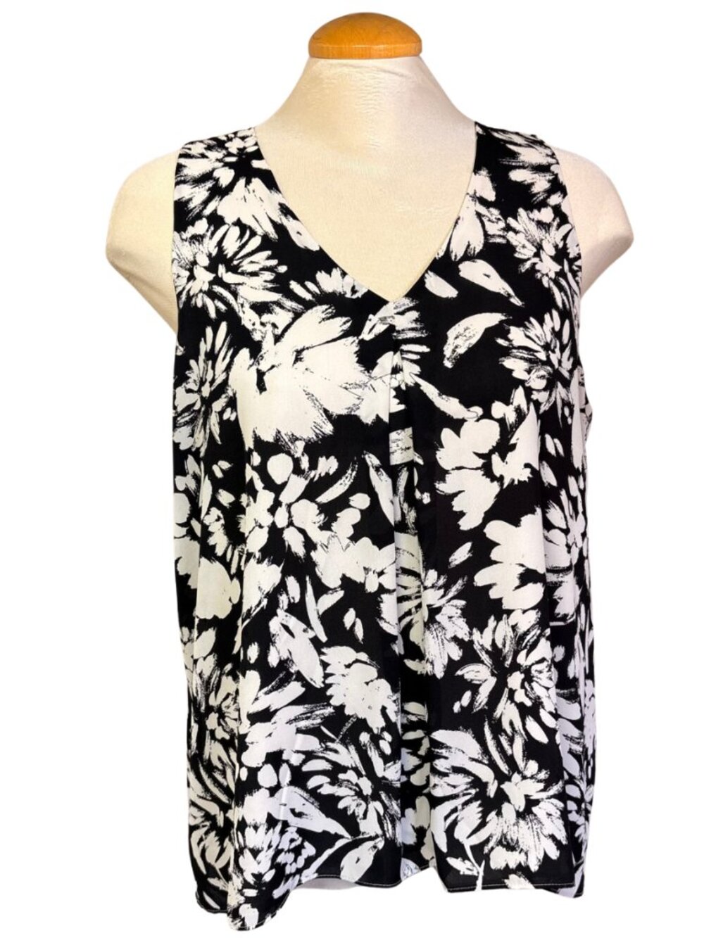 Sleeveless Black & White Floral V‑Neck Tank Top